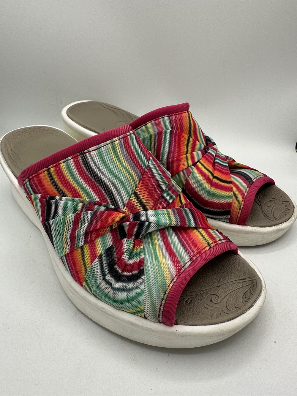 Bzees Smile II slide wedge wave-stripe multicolor sandals, size 7.5